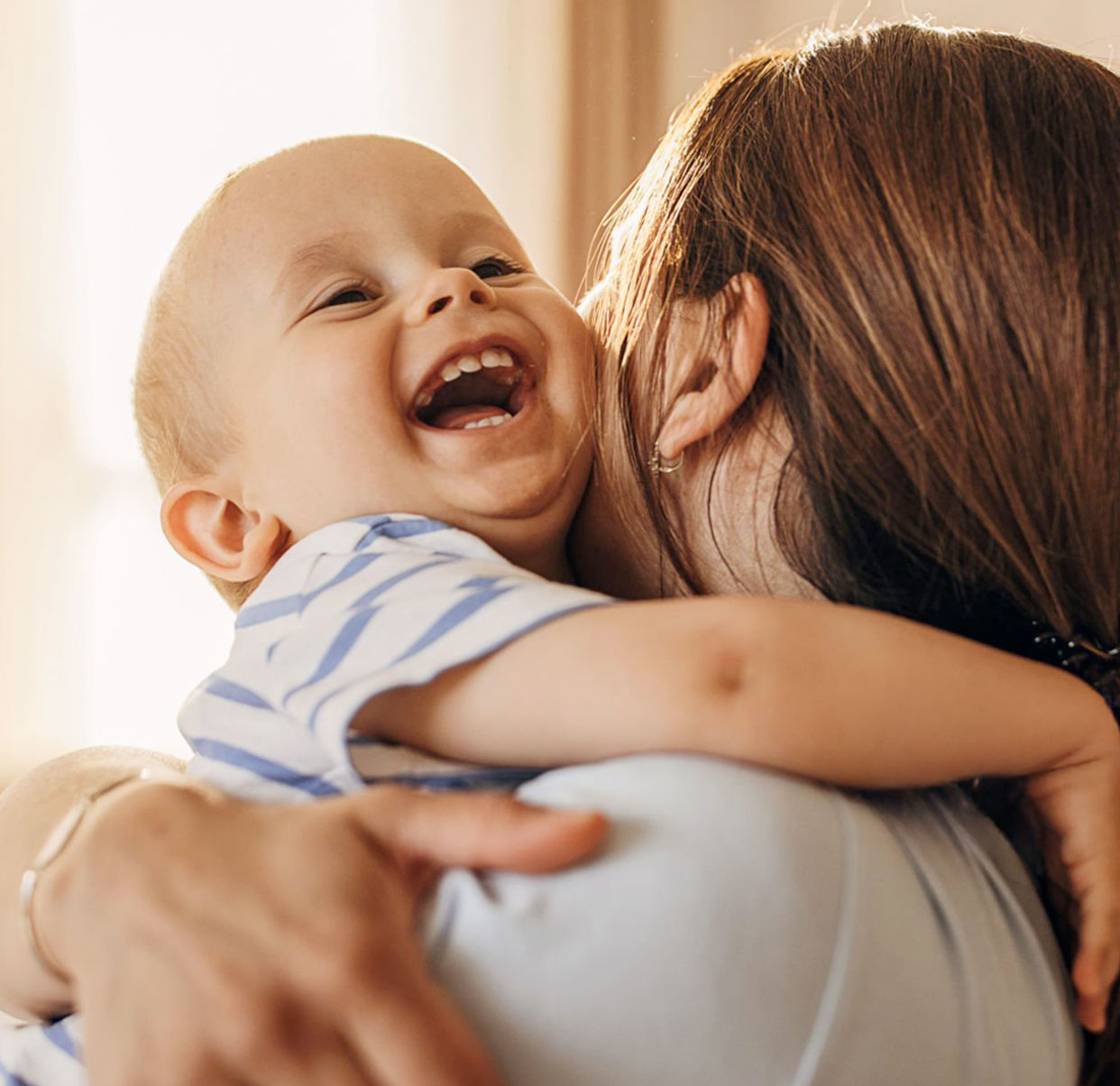 Bebé abrazando a Mamá